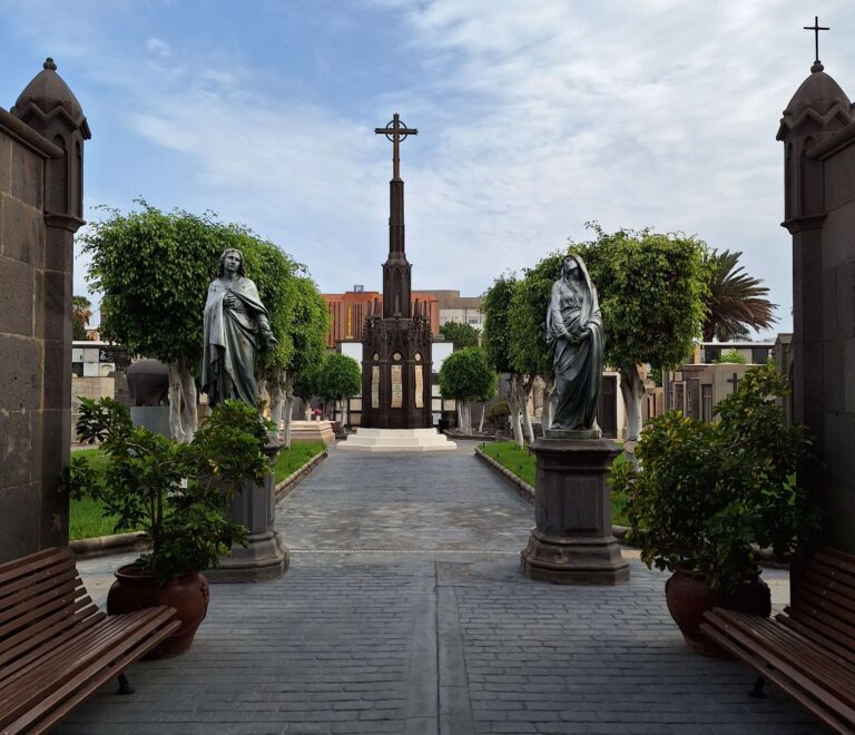 Explorando el Cementerio de Las Palmas: Entrevista Especial en TVE Canarias con Sanriver Guía Turística en Gran Canaria